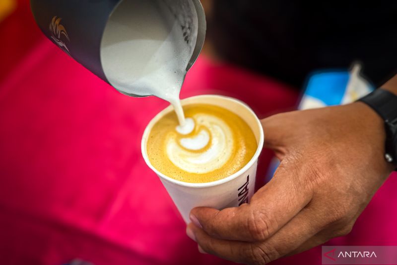 Apa Itu dirty latte? Kopi susu dingin dengan espresso di atas