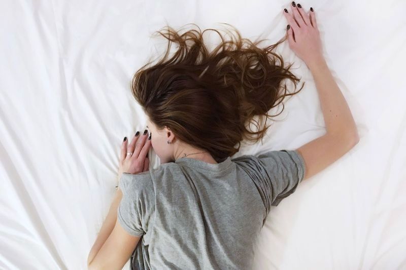 Sudah ngantuk tapi sulit tidur pulas? Ini penyebab dan cara atasinya
