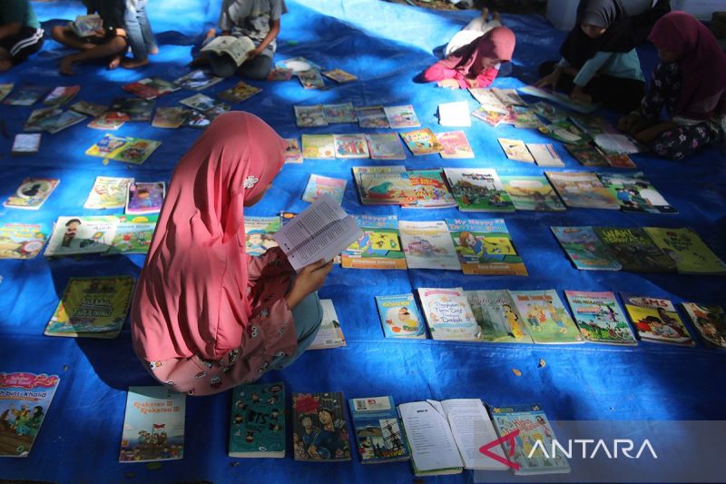 Benarkah membaca di tempat gelap bisa merusak mata? Ini faktanya