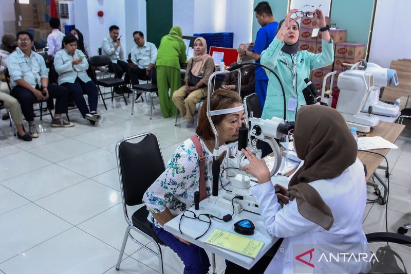 Apa bedanya mata minus dan plus? Kenali gejala dan penyebabnya